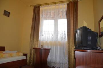 Фото номера Двухместный номер с 1 кроватью или 2 отдельными кроватями Отель Hotel Pod Dębami г. Пабьянице 6