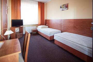 Фото номера Двухместный номер с 2 отдельными кроватями Отель Hotel Włókniarz г. Пабьянице 8