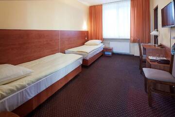 Фото номера Двухместный номер с 2 отдельными кроватями Отель Hotel Włókniarz г. Пабьянице 11