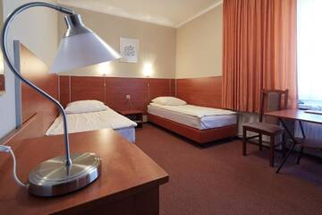 Фото номера Двухместный номер с 2 отдельными кроватями Отель Hotel Włókniarz г. Пабьянице 12