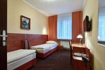 Фото номера Двухместный номер с 2 отдельными кроватями Отель Hotel Włókniarz г. Пабьянице 13