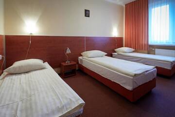 Фото номера Трехместный номер Отель Hotel Włókniarz г. Пабьянице 2