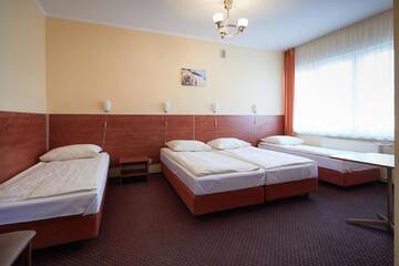 Фото номера Четырехместный номер Отель Hotel Włókniarz г. Пабьянице 2