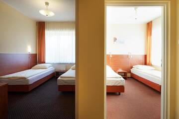 Фото номера Двухместный номер с 2 отдельными кроватями Отель Hotel Włókniarz г. Пабьянице 4